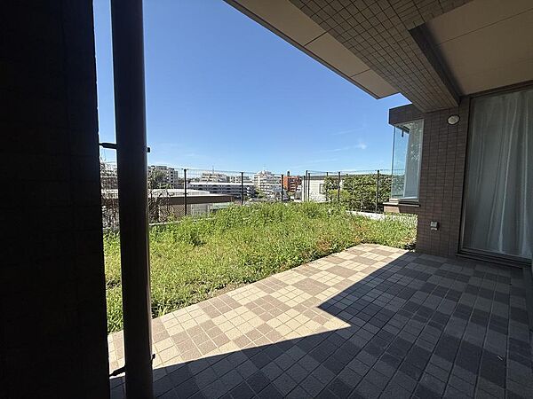 専用庭付きで、ペットと一緒にのびのび過ごせる住まい。お散歩後のくつろぎや日向ぼっこなど、家族とペットが自然に寄り添う暮らしが叶います。