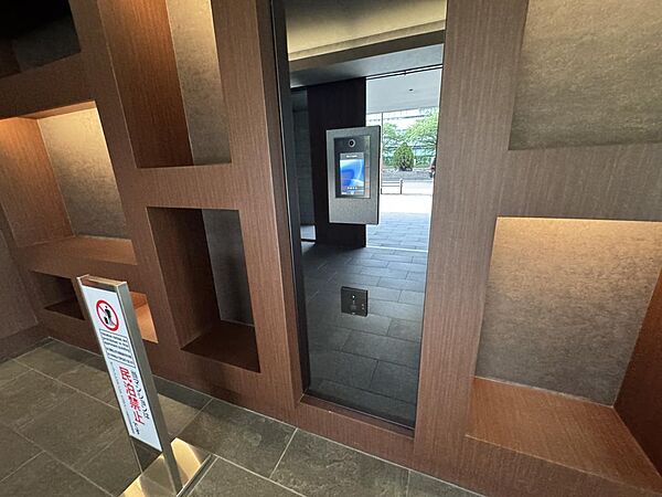 オートロックとカメラ付きインターホンを備えた安心のセキュリティ体制。来訪者を映像で確認でき、日々の暮らしをしっかり守ります。