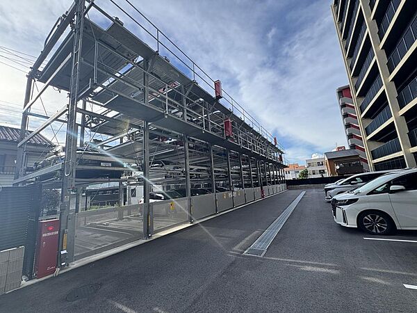 敷地内に駐車場を完備しており、日常の車移動にも便利な環境。安心して利用できる共用設備が整っています。