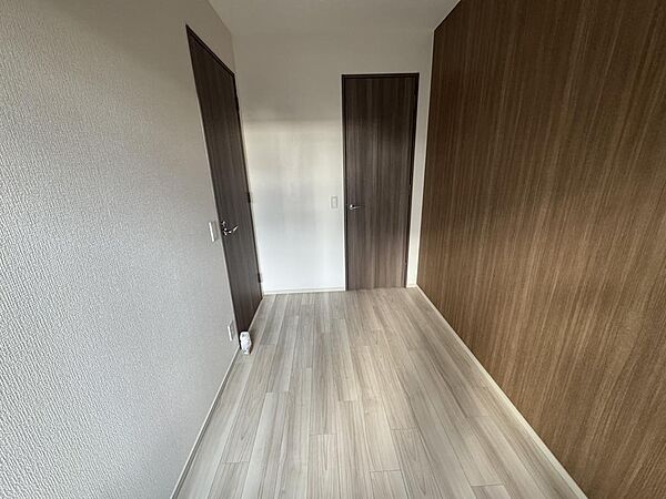 落ち着いた雰囲気の洋室は、寝室としても使いやすい空間。収納も備え、プライベートタイムを快適に過ごせる住まいです。