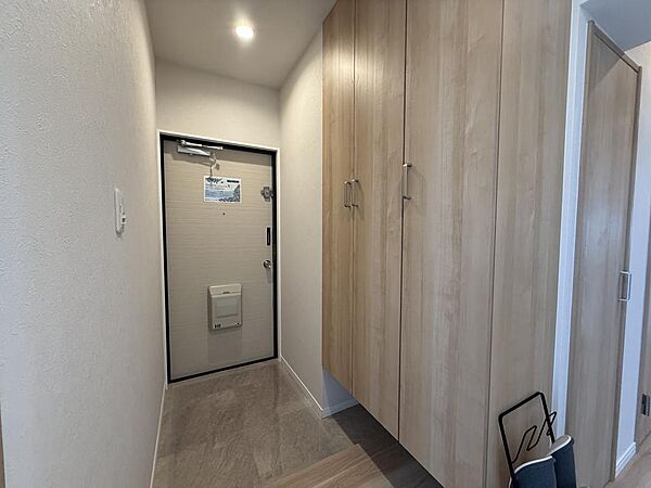 大容量の玄関収納を完備。家族分の靴はもちろん、傘や外遊び用品などもすっきり収納でき、玄関をきれいに保てます！