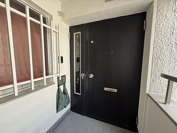 玄関前は隣戸との距離にゆとりがあり、プライバシーに配慮された空間。落ち着いた気持ちで毎日の出入りができます。