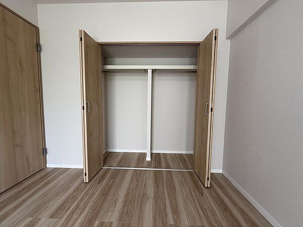 全居室に収納を完備。衣類や荷物を各部屋でしっかり整理できるため、居住空間を広々と快適にお使いいただけます。