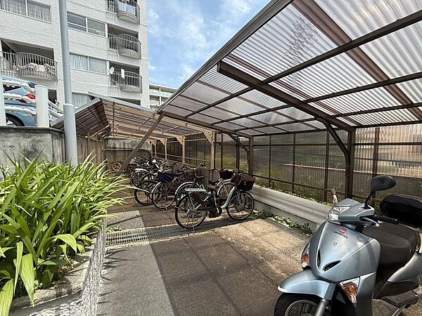 屋根付きの駐輪・バイク置場を完備。大切な愛車を雨や直射日光から守ることができ、毎日の利用も快適です。