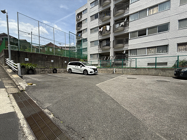 ゆとりある広さを確保した屋外駐車場。駐車のしやすさにも配慮されており、毎日の車の出し入れもスムーズです。