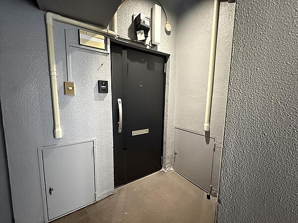 角部屋ならではの玄関は、独立感のある住まいを演出。落ち着いた雰囲気の中で、ご家族やゲストを気持ちよく迎えられます♪