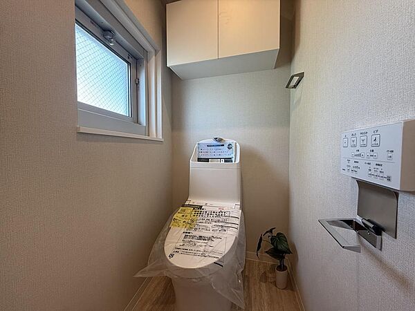 窓付きで自然換気もしやすいトイレ空間。手洗いカウンターを備え、毎日気持ちよく使える清潔感のある空間に仕上がっています♪