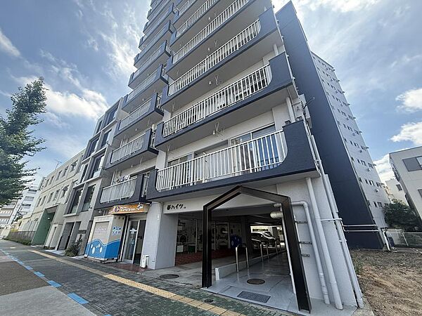 落ち着いたデザインが印象的なマンション外観。共用部は整えられ、毎日の帰宅時にも気持ちよく迎えてくれる住まいです！