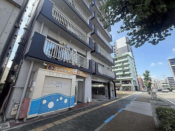 道路から出入りしやすい立地のマンション。1階部分にはコインランドリーがあり、布団類などの洗濯にもとっても便利◎