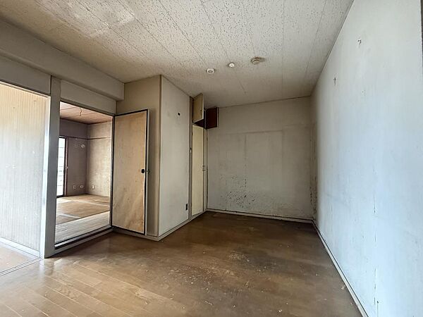 壁や床をすべて一新すれば、光と風が心地よく通り抜ける大空間のリビングへ再生可能！これからの暮らしのイメージが大きく広がる、自由度の高いメインルームです♪