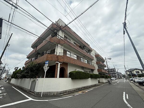 落ち着いた街並みに調和する、タイル貼りの重厚感ある佇まいのマンション。新生活の基盤となる確かな住まいです。周辺環境も良好で、ここからご家族の新しい歴史が心地よく、そして鮮やかに始まります！