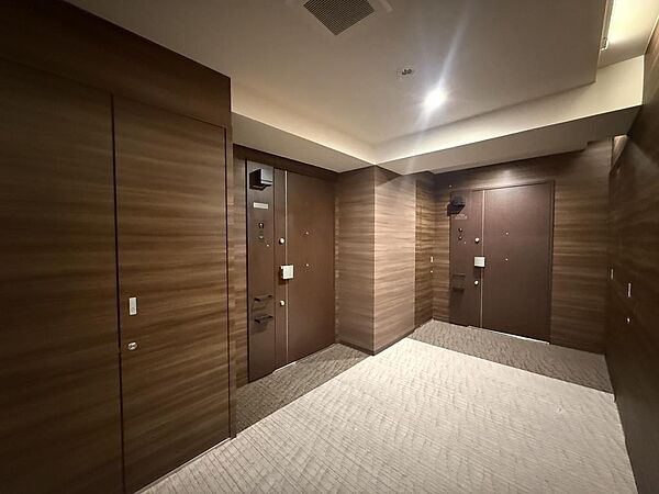 落ち着いた色調でまとめられたホテルライクな共用廊下。プライベート感を大切にした上質な住環境が広がります♪