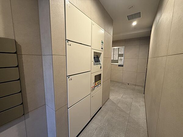 宅配ボックスを備え、不在時でも荷物の受け取りが可能。忙しい毎日でも時間を気にせず荷物を受け取れる便利な設備です♪