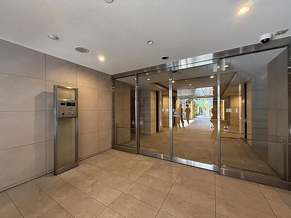 ゆとりあるエントランスホールを設けたマンション。上質感あふれる空間が、毎日の暮らしに特別な心地よさを添えます♪