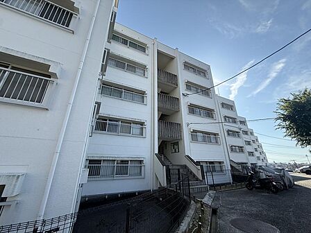 落ち着いた住宅街に佇むスタイリッシュな外観!周辺環境に馴染む温かみのある佇まいで、新生活への期待が膨らみます。近隣には商業施設や学校が揃い、子育て世帯にも暮らしやすい好立地です♪