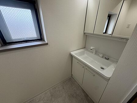 大きな鏡と収納が嬉しい洗面化粧台。三面鏡裏には化粧品や歯ブラシ、ドライヤーなどを整理して収納できます。朝の準備もスムーズに進みそう。明るく清潔感のある空間で、気持ちよく一日をスタート！