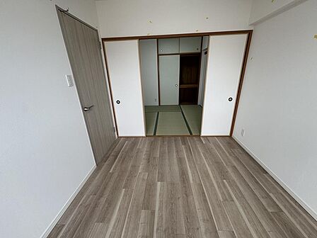 洋室とリビングに隣接した和室（引き戸開放時）。扉を開けておけば一体化した大空間となり、お子様の遊ぶ姿を見守りながら安心して家事ができます。用途に合わせて柔軟に空間を広げられる利便性が魅力です！