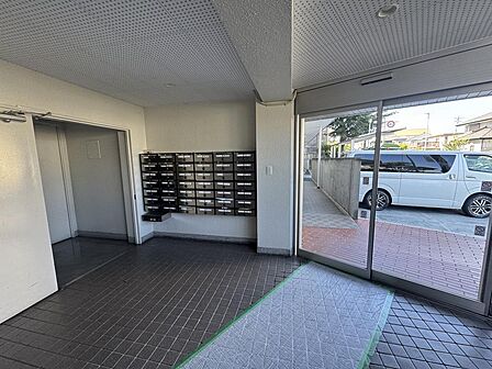 明るく清潔感溢れるエントランス部分!集積ポストや安全面に配慮された空間が整っており、住まう方や訪れる方を心地よく迎えてくれる安心の住まいです♪