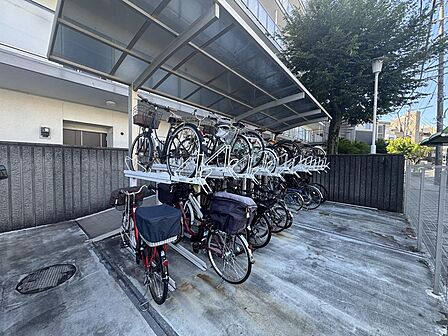 屋根付きの駐輪場を完備!大切な自転車やスクーターを雨風からしっかり守ります。毎日の通勤・通学、お買い物のお出かけにも大変便利で安心の設備です!
