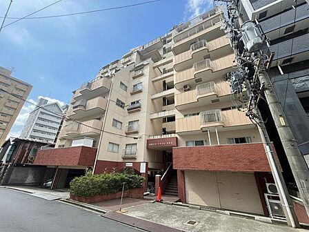 東別院駅徒歩3分という都心近接の利便性を誇る立地に位置するマンション。落ち着いた住環境の中で、名古屋中心部への軽快なアクセスを実現する魅力的な外観です。