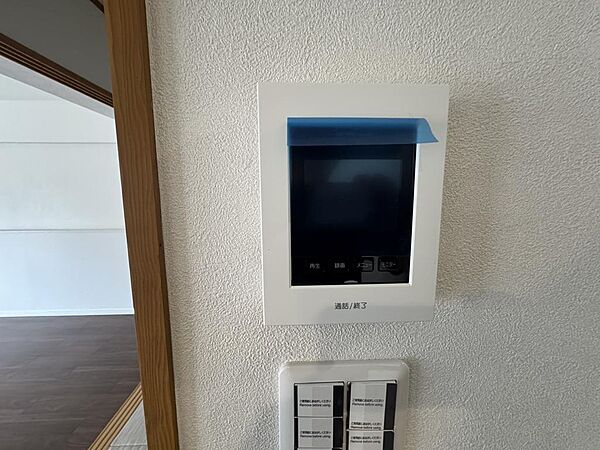 室内から来訪者の顔をモニターで確認できるTVモニター付きインターホン！お子様のお留守番や夜間の来訪時にも安全を確認でき、安心の暮らしをサポートします！