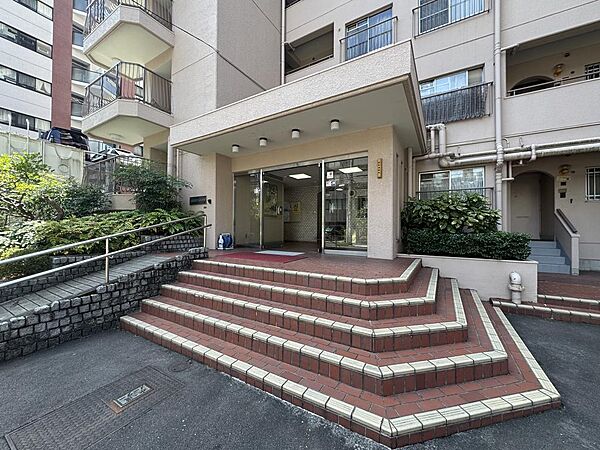 手すり付きの階段設置されたアプローチ！大きなお荷物をお持ちの際もスムーズに館内へ入ることができる優しい設計です♪