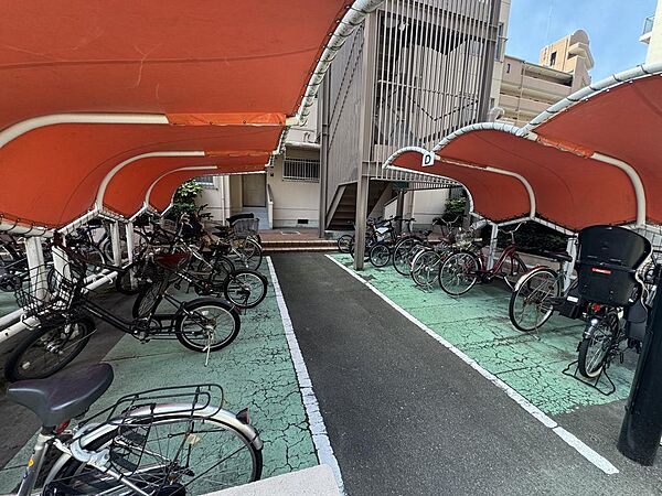 雨から大切な自転車を守る屋根付きの駐輪場！整理されたきれいな敷地内で出し入れもスムーズにおこなえ、通勤・通学、お買い物時の移動も快適です！