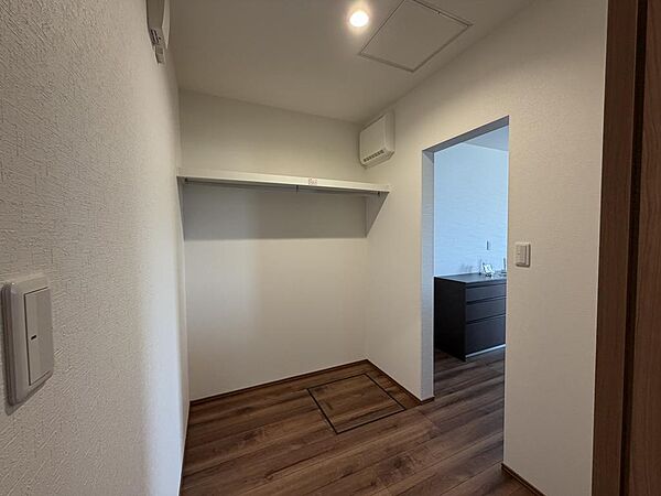 大型パントリーとキッチンの連結で家事動線を効率化！食品ストックや大型家電もまとめて整理でき、必要な時にサッと取り出せます。整理整頓が習慣になり、毎日の家事がとてもラクになります♪