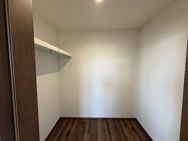 服も荷物もたっぷりしまえる大型ウォークインクローゼット！季節物の衣類や大型スーツケースまでスッキリ収まります。お部屋を広く使うための強い味方となる大容量収納です！