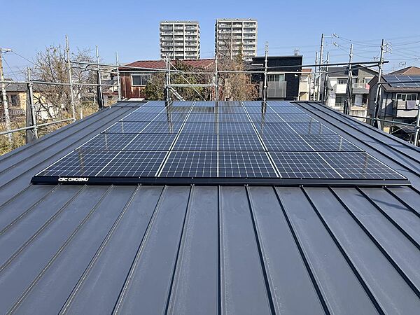 屋根部分にしっかり設置された高品質な太陽光パネル！災害時の非常用電源としても活用でき、将来にわたって安心感をもたらします。経済的かつスマートな暮らしを実現します！
