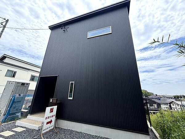 スタイリッシュで洗練された黒の外壁が目を引く外観デザイン！高台に位置するため日当たり・通風ともに優れており、プライバシーを保ちながら快適に過ごせる魅力溢れる佇まいとなっています！