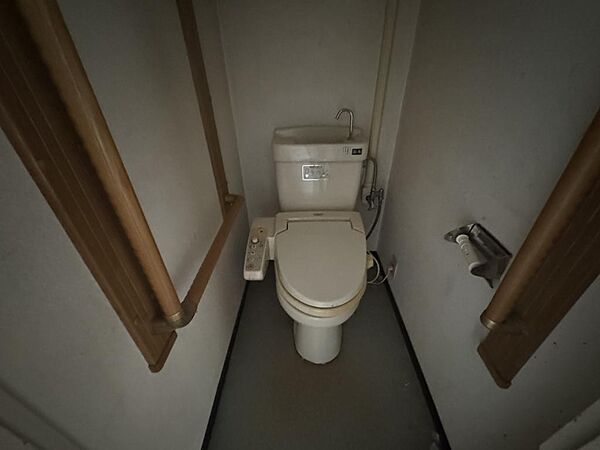 温水洗浄便座や節水型トイレへの交換で清潔感あふれる空間へ！壁紙や床材にこだわりのアクセントカラーを取り入れるなど、おしゃれなプライベートスペースに仕上がります♪