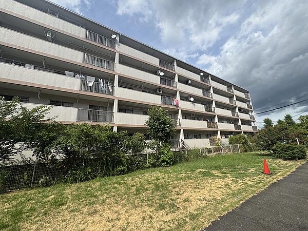 青空に映える落ち着いた佇まいの外観です！周辺は緑も多く穏やかな住環境が整っており、新生活を心地よくスタートしていただけます！管理体制の良さも魅力的なマンションです♪