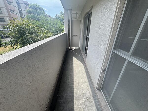 お部屋から外へと広がる明るいバルコニー空間です！陽当りが良く風通しも良好なため、洗濯物を干す空間としてはもちろん、観葉植物を育てたりと多目的に活用できます！