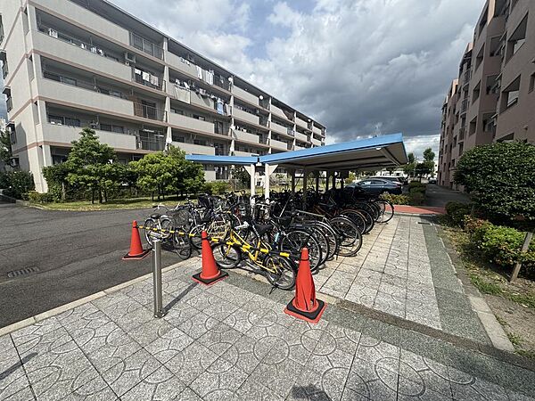 屋根付きの駐輪場・バイク置場が整備されています！大切な自転車を雨風から守ることができ、駅やスーパーへの移動手段として日常的に快適にご利用いただけます！
