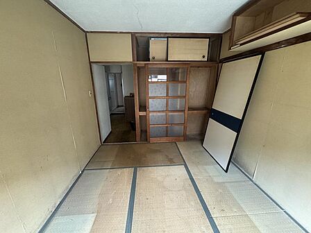 隣接する部屋との壁を取り払うことで、より開放感あふれるリビングへ拡張できます！日差しが心地よく届く、ご家族が自然と集まるくつろぎの空間を演出できます♪