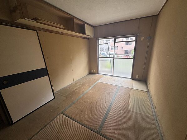 お庭へ繋がる明るい採光部を備えたお部屋です！リビングと一体化したデザインや、落ち着いて読書や趣味を楽しめるプライベートな空間として再生させるのもおすすめです！