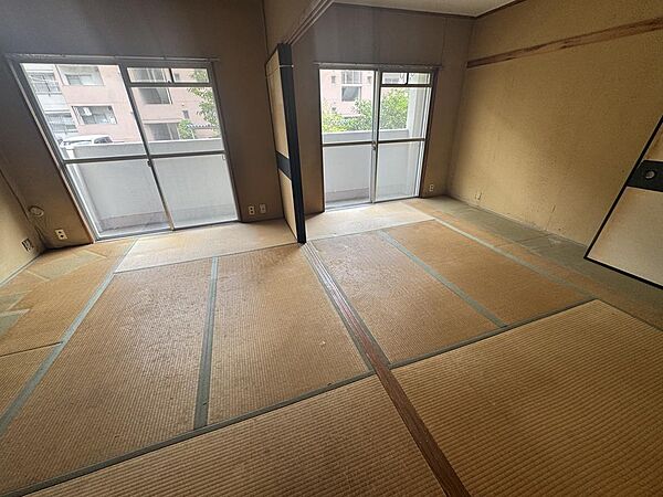 南向きの窓から心地よい光が注ぐ和室空間です！モダンな琉球畳への変更や洋室への変更など、ご家族の暮らし方に合わせた空間づくりを楽しんでいただけます♪