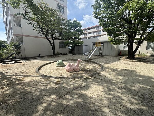 敷地内には緑豊かな公園が整備されています！お子様が安心して遊べるスペースが近くにあり、ご家族で穏やかな日常を過ごせる環境が魅力的です♪