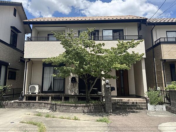 落ち着いた佇まいの2階建て戸建。ゆとりある敷地を活かした植栽もあり、住まいの雰囲気を感じられる外観です。