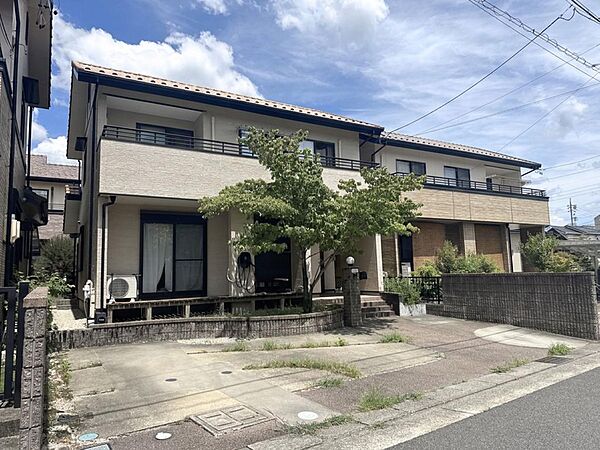 建物全体を見渡せる角度から撮影。道路との距離感や敷地の広さなど、現地の雰囲気もご確認いただけます。