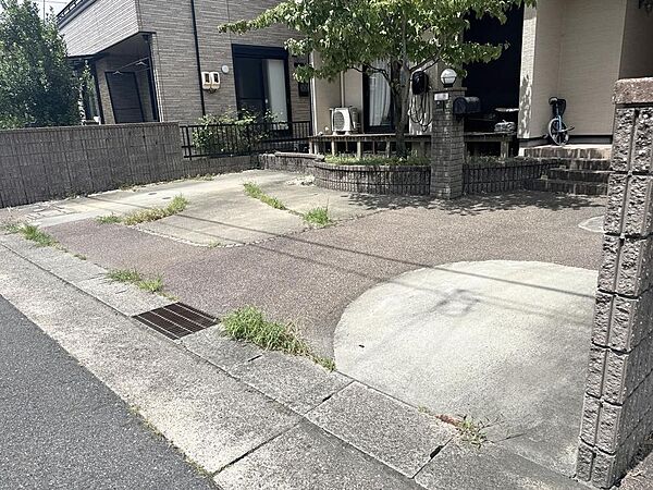敷地内に駐車スペースを確保。玄関までの動線も確認しやすく、日々のお買い物やお出かけにも便利です。