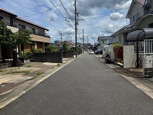 落ち着いた住宅街に位置しています。前面道路は幅員約6mあり、周辺の街並みや道路の広さも現地でご確認いただけます。