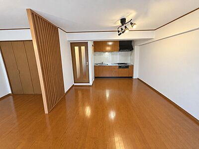 外観:木目調のシステムキッチンがLDKになじむ住空間。キッチンからリビングを見渡しながら、料理と家族との会話を同時に楽しめそうです♪※現在居住中のため、掲載写真はAIで家具を削除したイメージ画像です 外観:木目調のシステムキッチンがLDKになじむ住空間。キッチンからリビングを見渡しながら、料理と家族との会話を同時に楽しめそうです♪※現在居住中のため、掲載写真はAIで家具を削除したイメージ画像です
