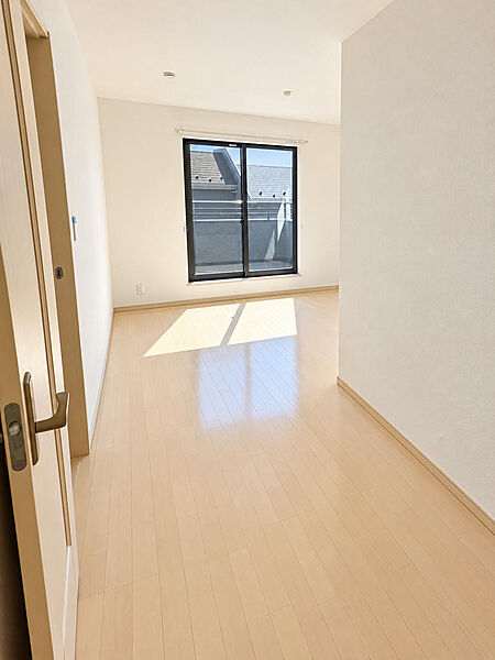ゆったりとした2階主寝室。落ち着いた空間で、毎日の疲れを癒やしながらゆっくりお休みいただけます。