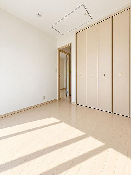 約6帖の洋室は、お子様の成長に合わせて長く使える一室。ベッドと学習机も置きやすく、自分だけの空間をしっかり確保できます。
