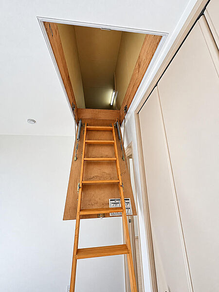 子供部屋には便利な屋根裏収納付き。季節物やおもちゃ、思い出の品などもすっきり収納でき、居室を広く使えます。