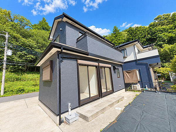 ゆとりあるお庭スペース。防草シート施工済みで、お子様の遊び場やドッグラン、人工芝を敷いて楽しむのもおすすめです。