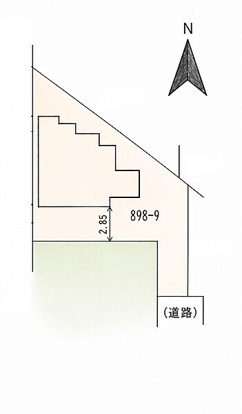 道路から建物まで距離があり、プライバシーにも配慮された配置。ゆとりある敷地形状で、落ち着いた住環境が魅力です。