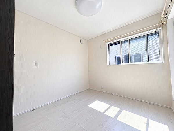 バルコニーに面した明るい洋室(1)。クローゼットも備えており、寝室や子供部屋として使いやすい一室です。